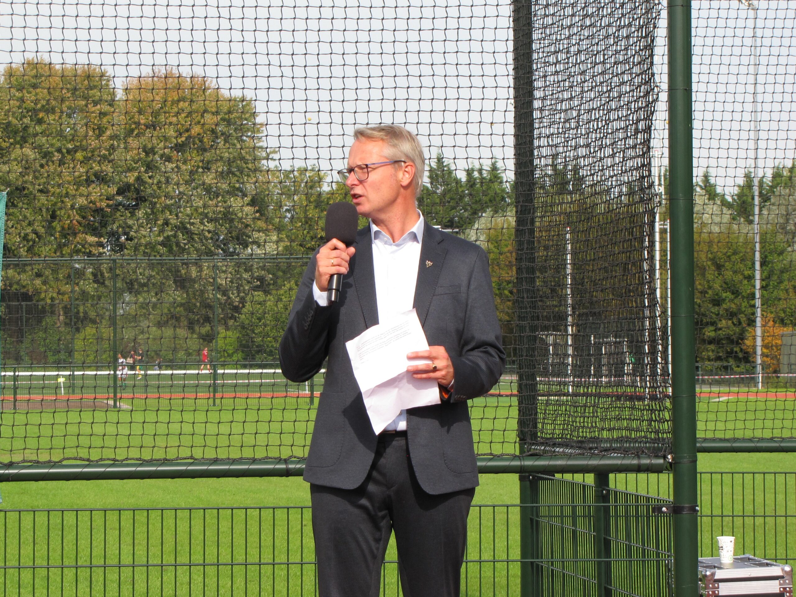 Wethouder Hubert Schokker aan het woord. (Foto: Paul Aalbers)