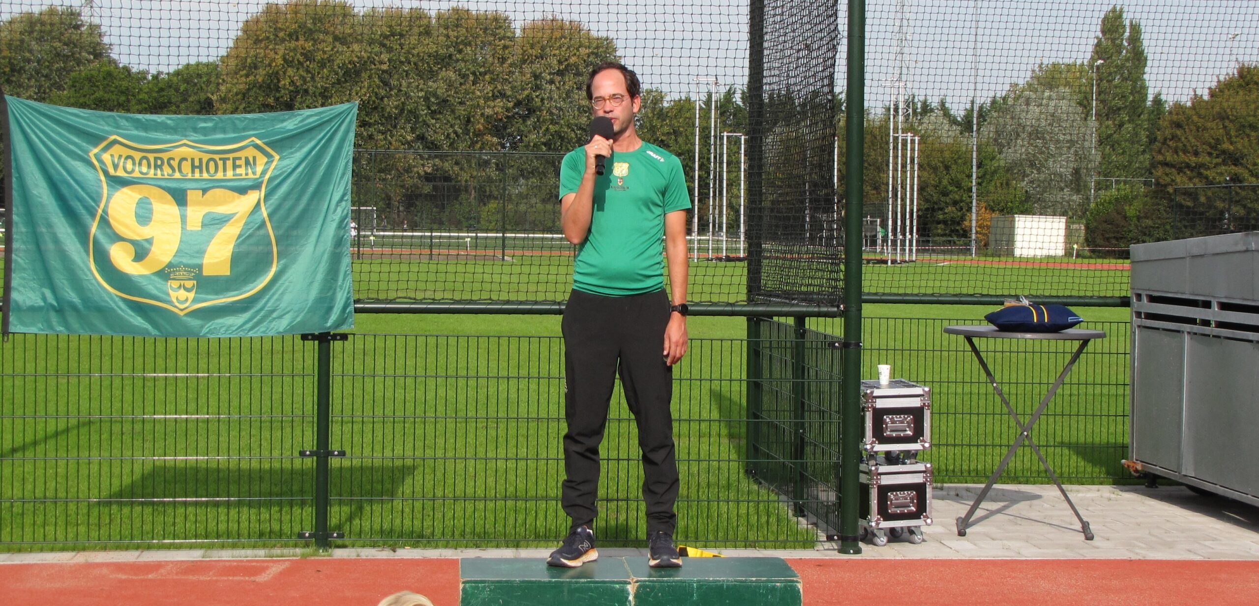 Atletiekvoorzitter Joost van Kempen aan het woord. (Foto: Paul Aalbers)