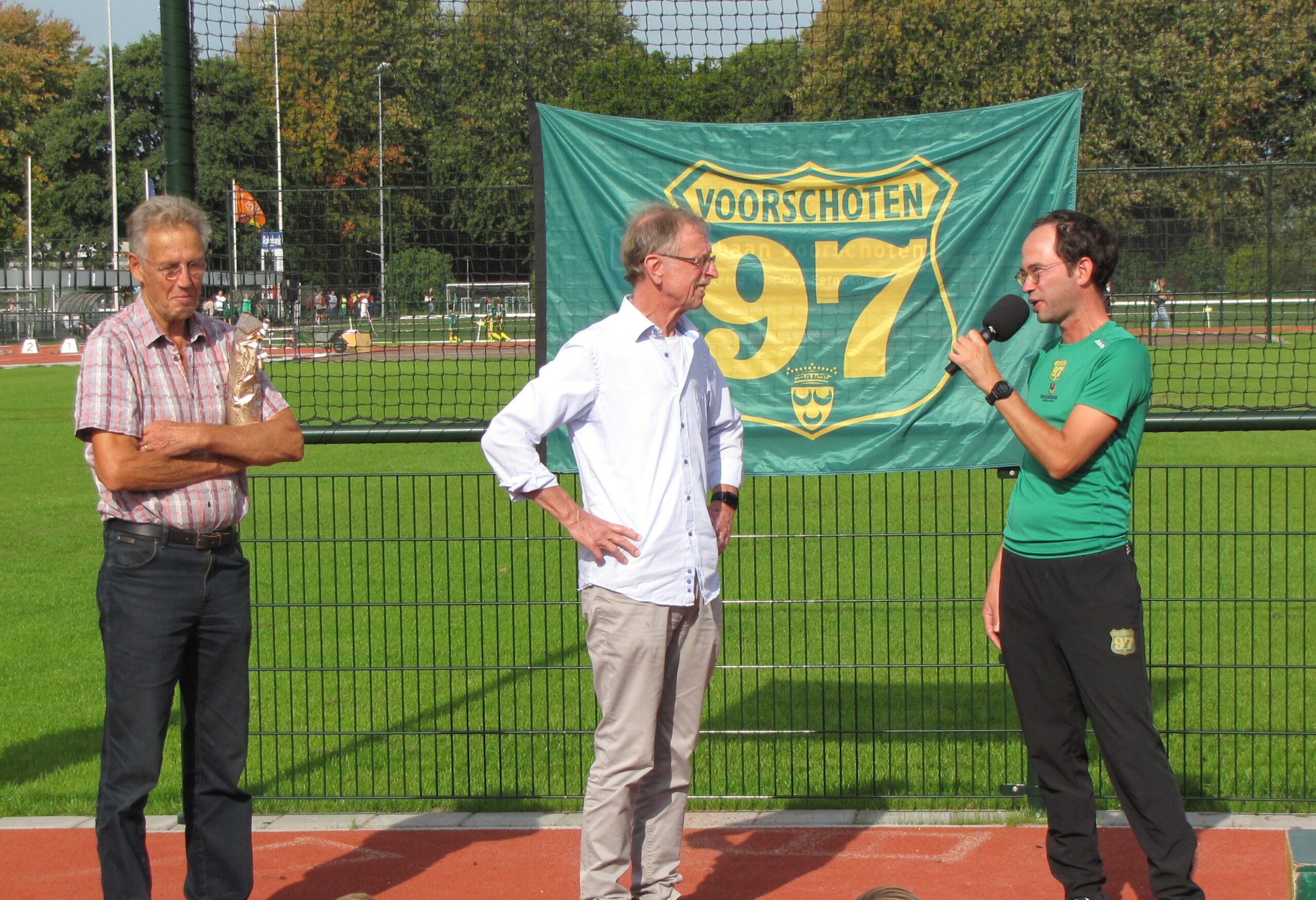 Ton Borsboom en Theo van der Krogt worden in het zonnetje gezet. (Foto: Paul Aalbers)