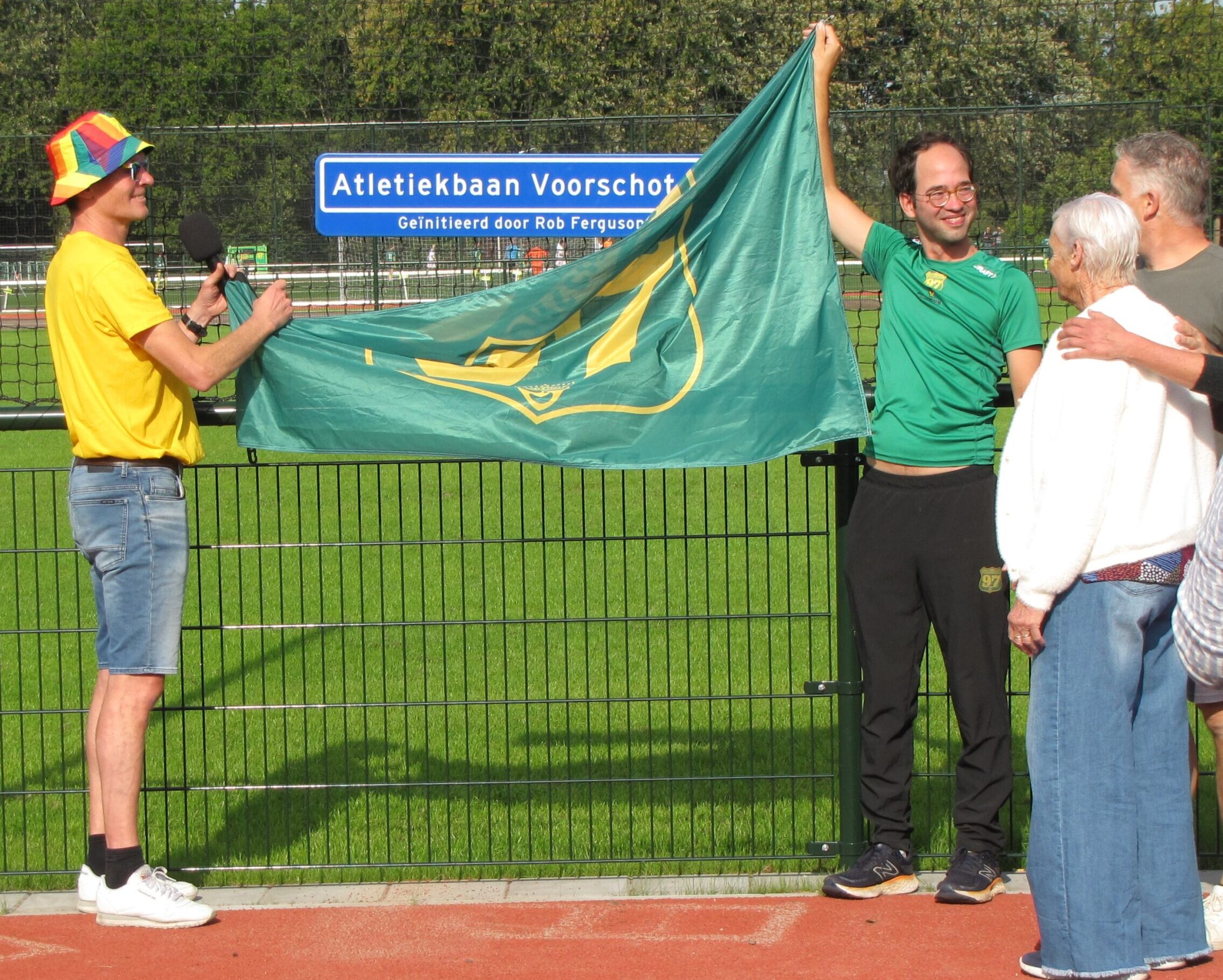 Naambord wordt onthuld. Rechts staat Adrie Ferguson. (Foto: Paul Aalbers)
