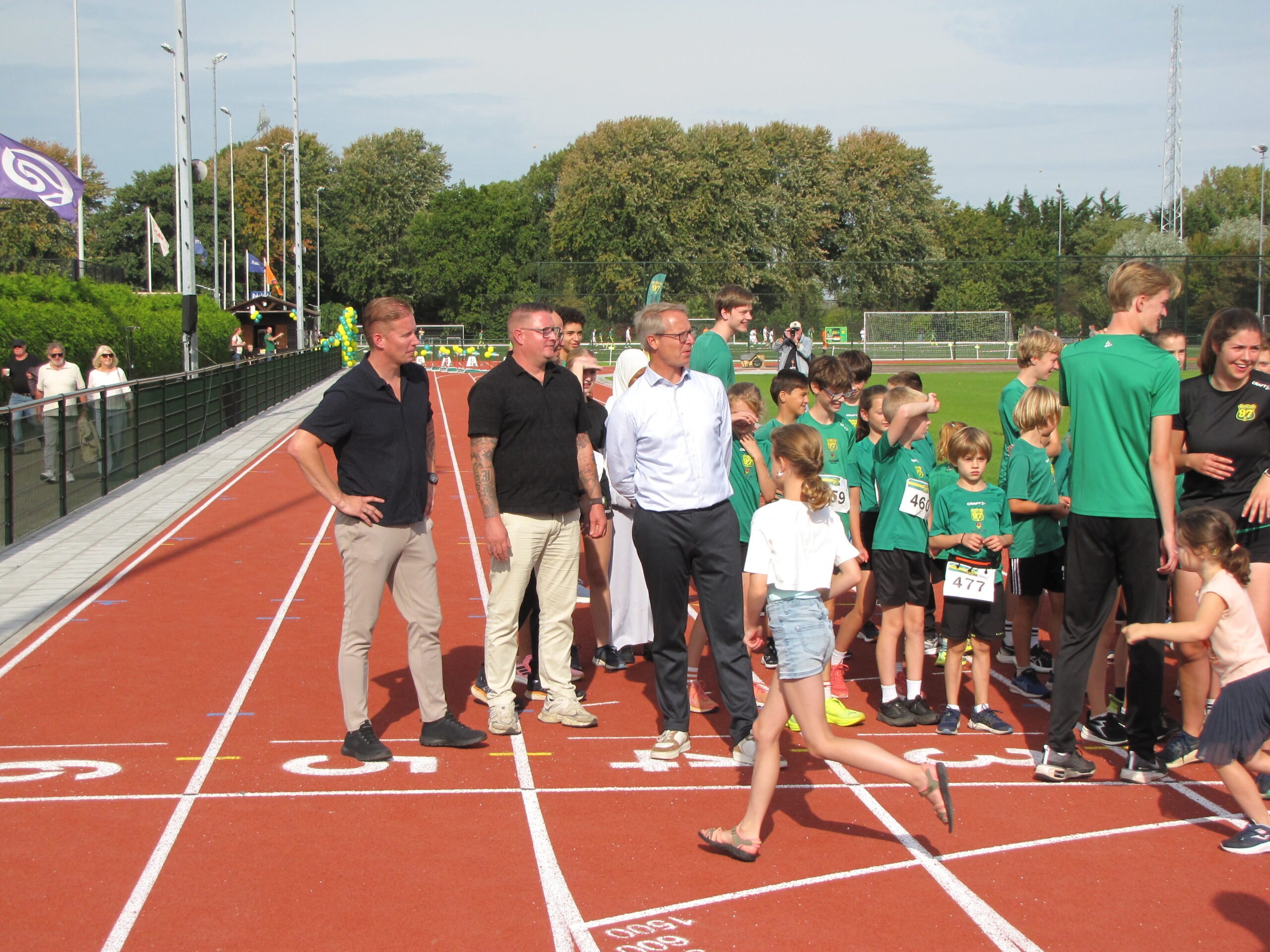 Wethouder Hubert Schokker aan de start van de openingsronde, samen met leden van Voorschoten