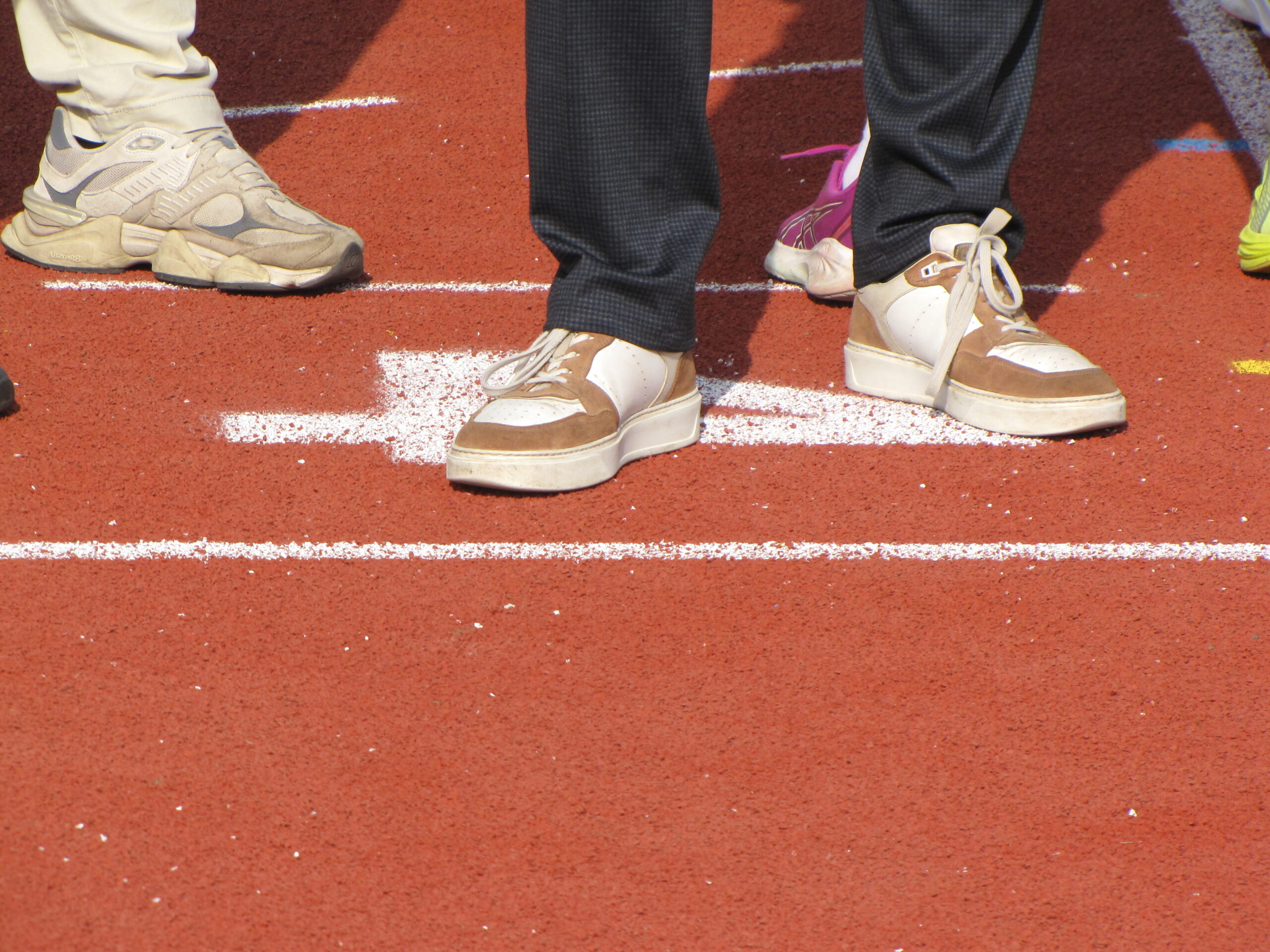 De wethouder was in pak maar had zijn schoeisel wel aan de gelegenheid aangepast. (Foto: Paul Aalbers)