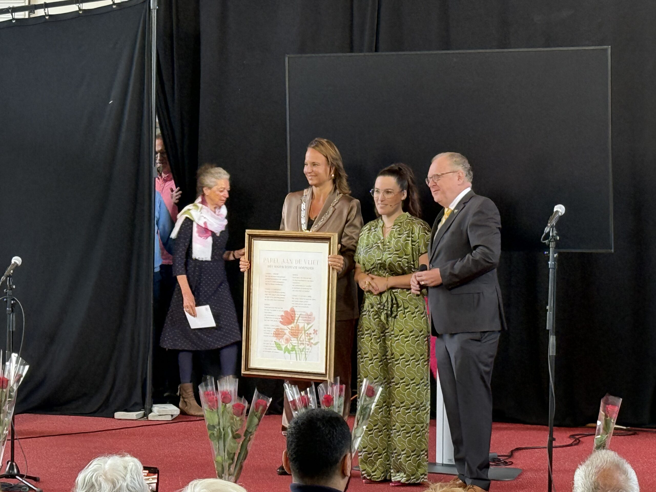 Burgemeester Nadine Stemerdink met de ingelijst tekst van