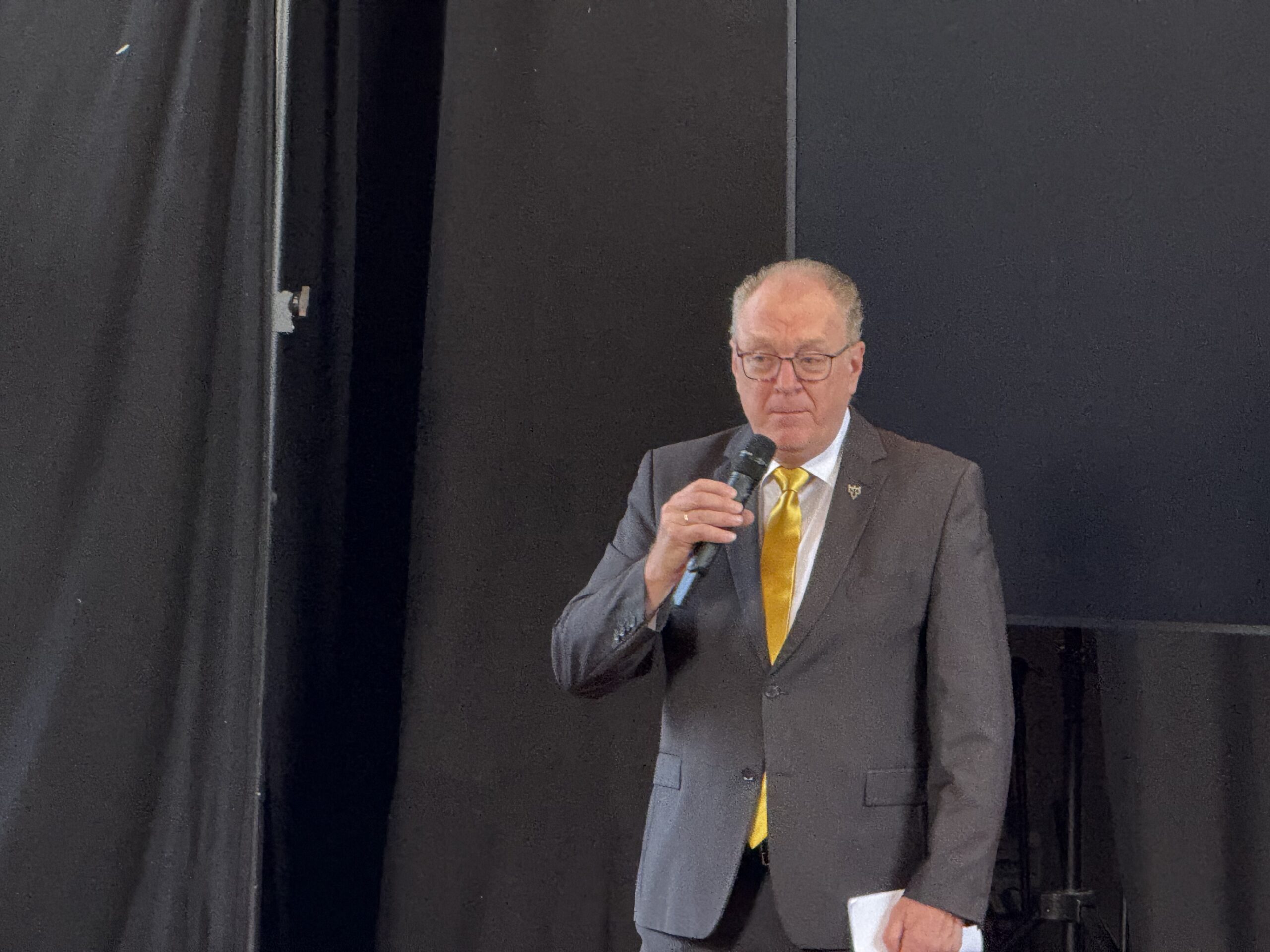 Wethouder Hans van der Elst vertelt over het nieuwe dorpslied. (Foto: Paul Aalbers)