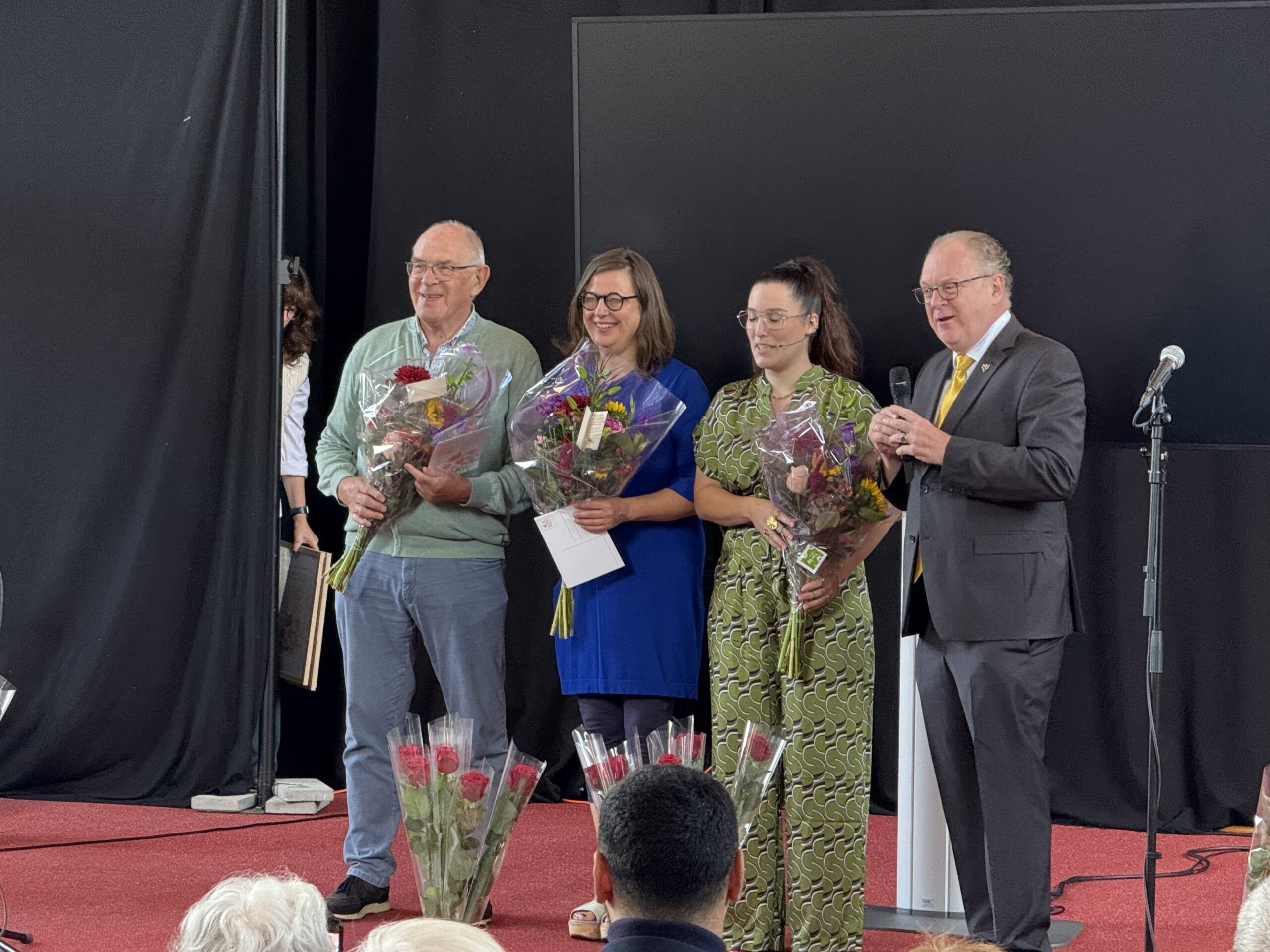Componist Rob Balfoort, Maria Rosenmöller van de Cultuurfabriek Voorschoten, tekstschrijfster Ine Duijnkerke en wethouder Hans van der Elst. (Foto: Paul Aalbers)