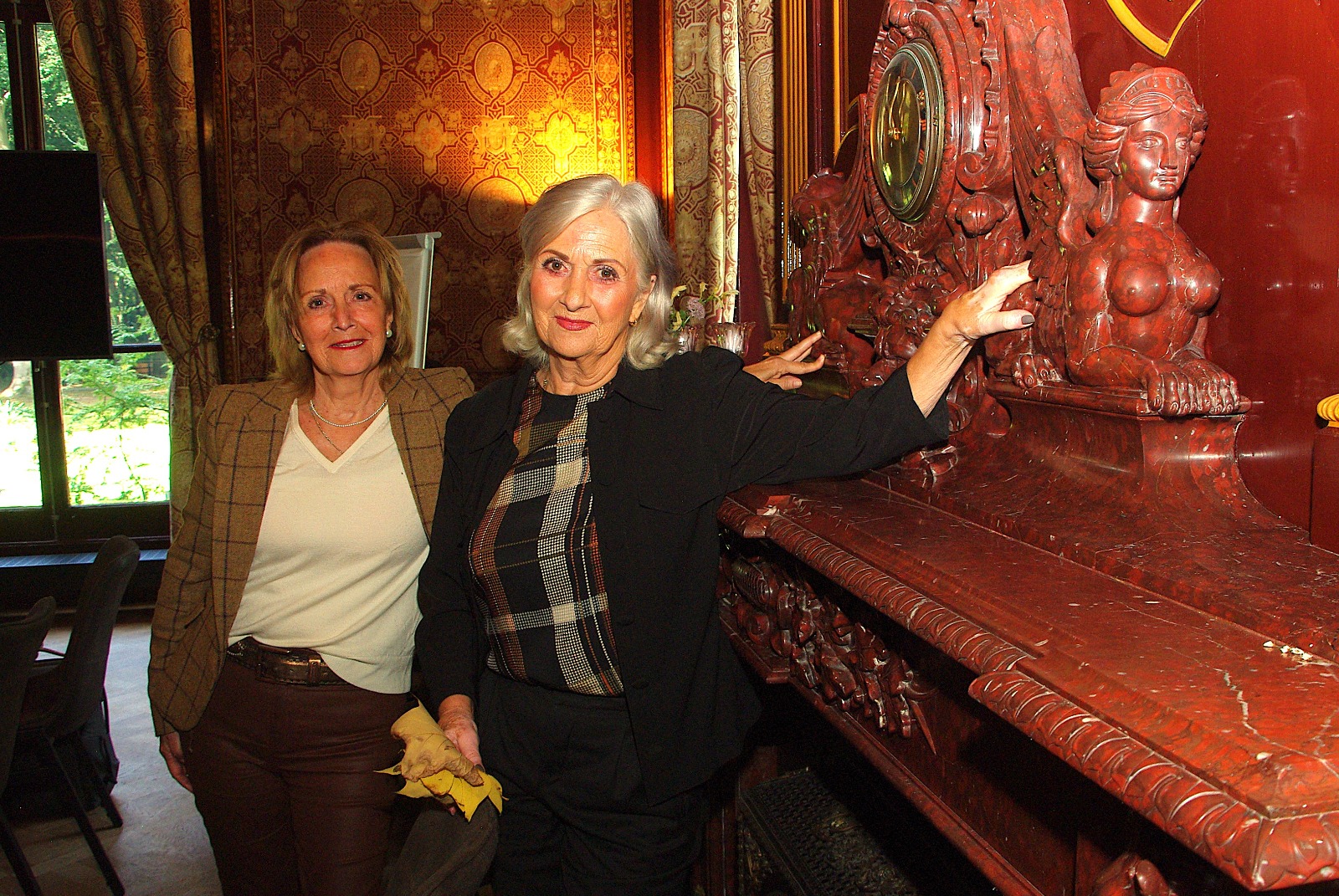 Mirjam en Esther Mulder bij het Tillenbeest (Foto: Willemien Timmers)