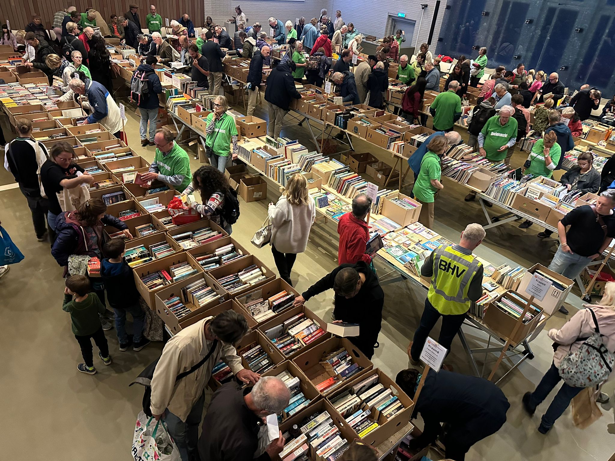 De grote kerkzaal werd omgebouwd tot boekenmarkt. (Foto: Centraal+).