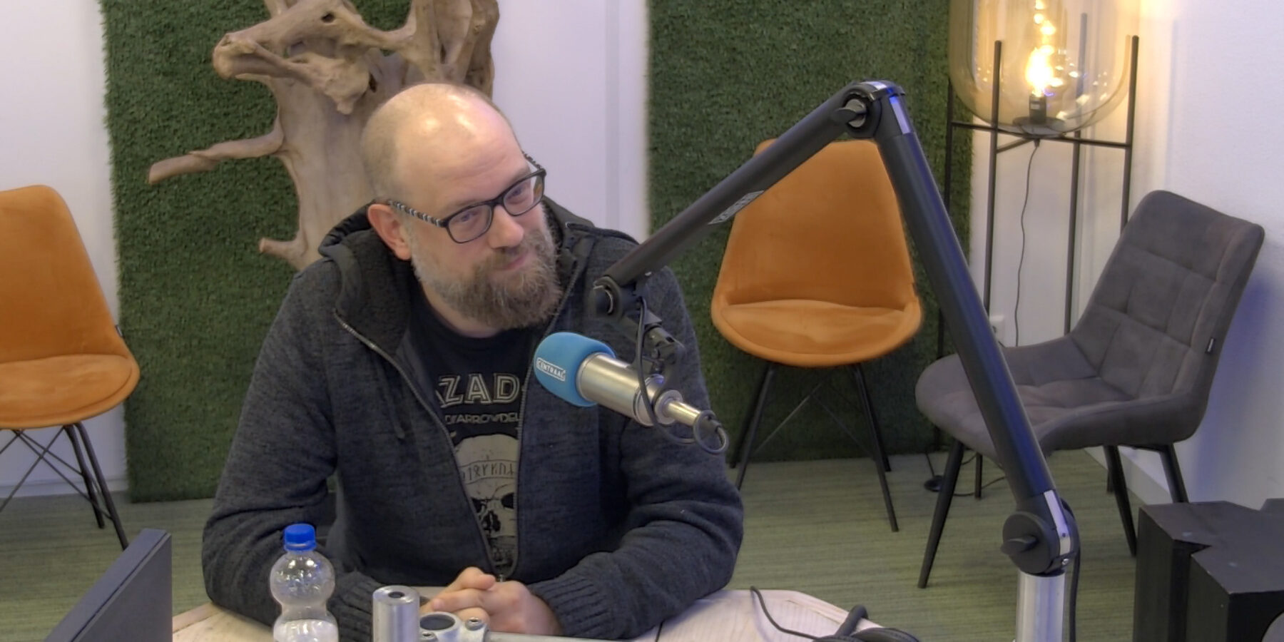 SP-raadslid Erik Maassen tijdens een interview in de Centraal+ studio
