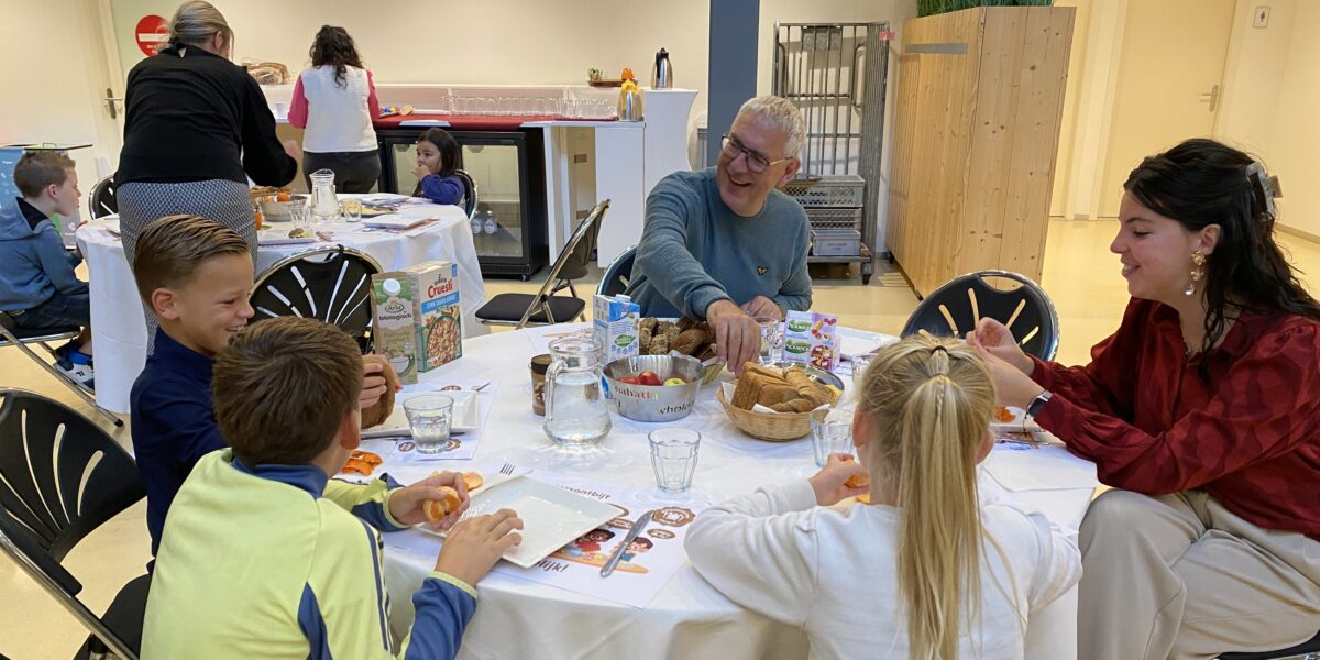 Groep 6 ontbijt op het gemeentehuis van Leiderdorp: 'Gezond eten is enorm belangrijk'