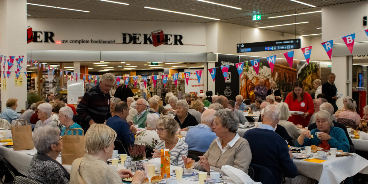 De langste tafel brengt Leiderdorpers bijeen: 'Lekker en gezellig'