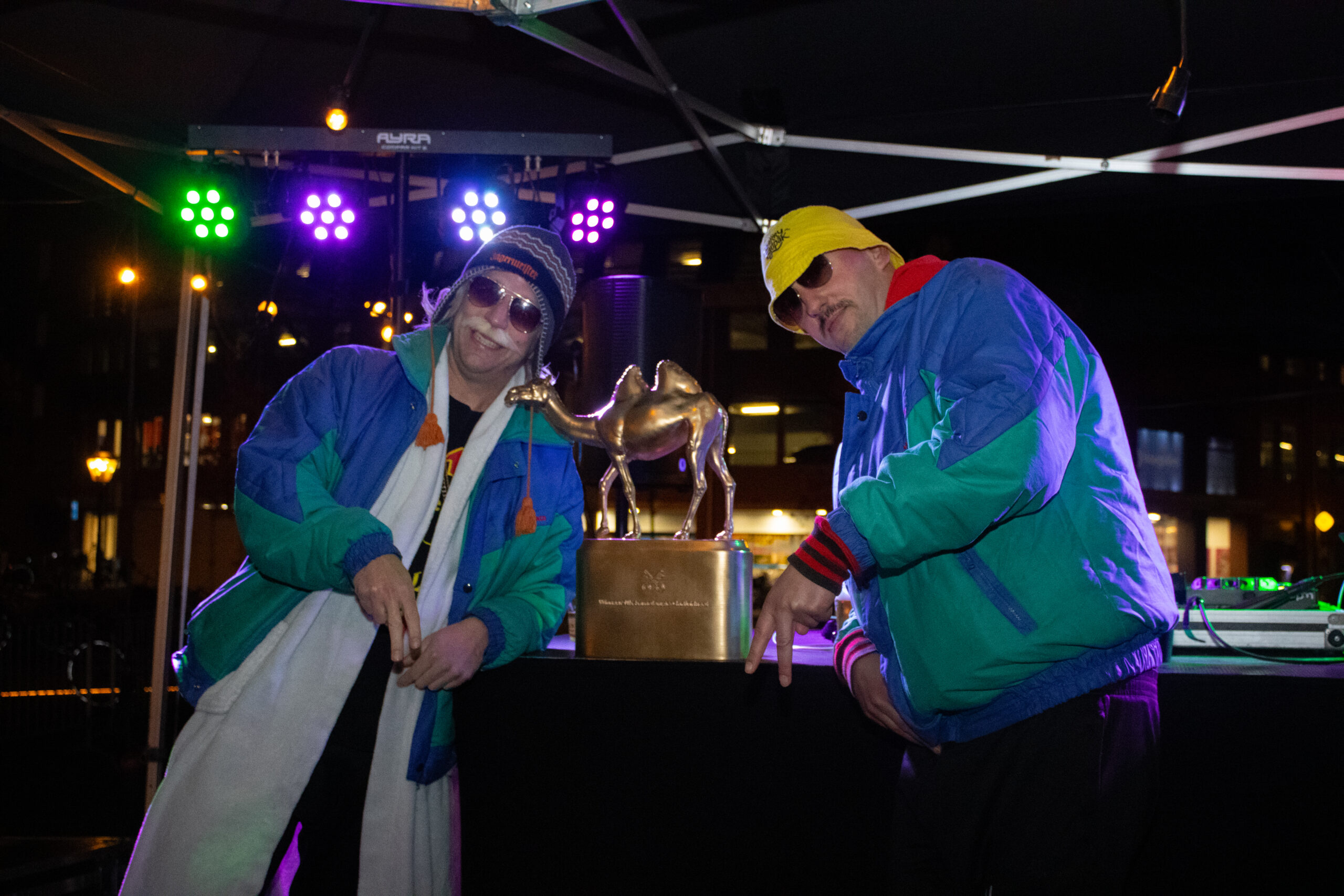 Barry Badpak met de felbegeerde gouden kameel. (Foto: Jennifer Wijnen).