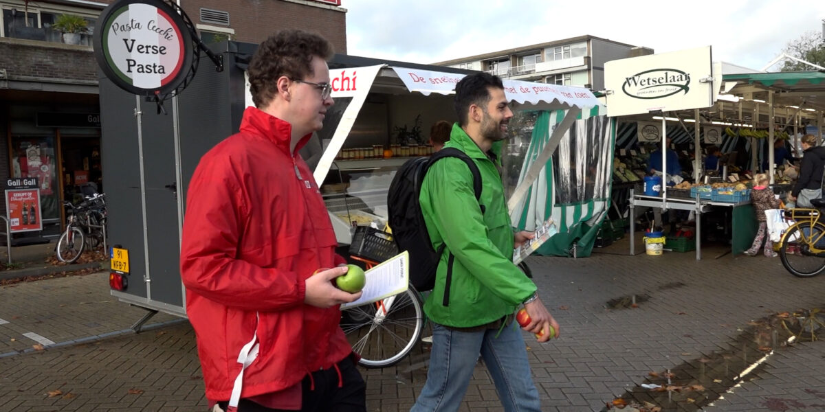 PvdA-GroenLinks kandidaat-Kamerlid Hyder voert campagne in Leiderdorp
