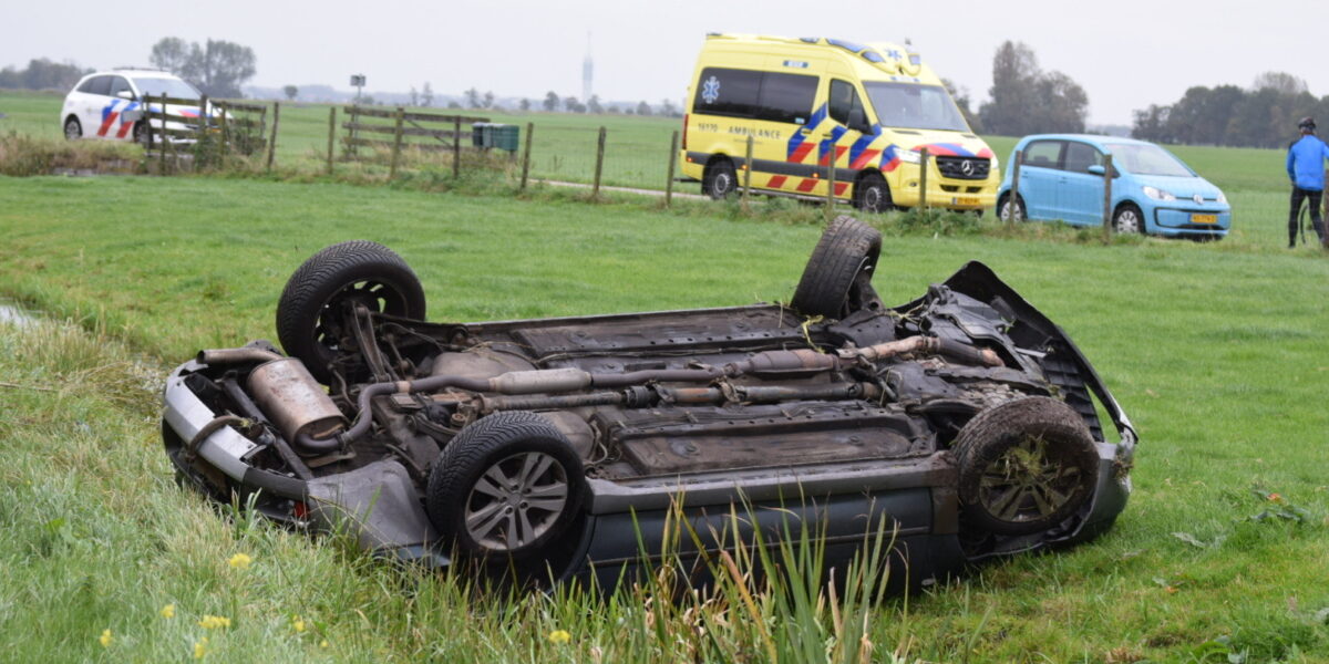 Auto belandt op de kop in sloot