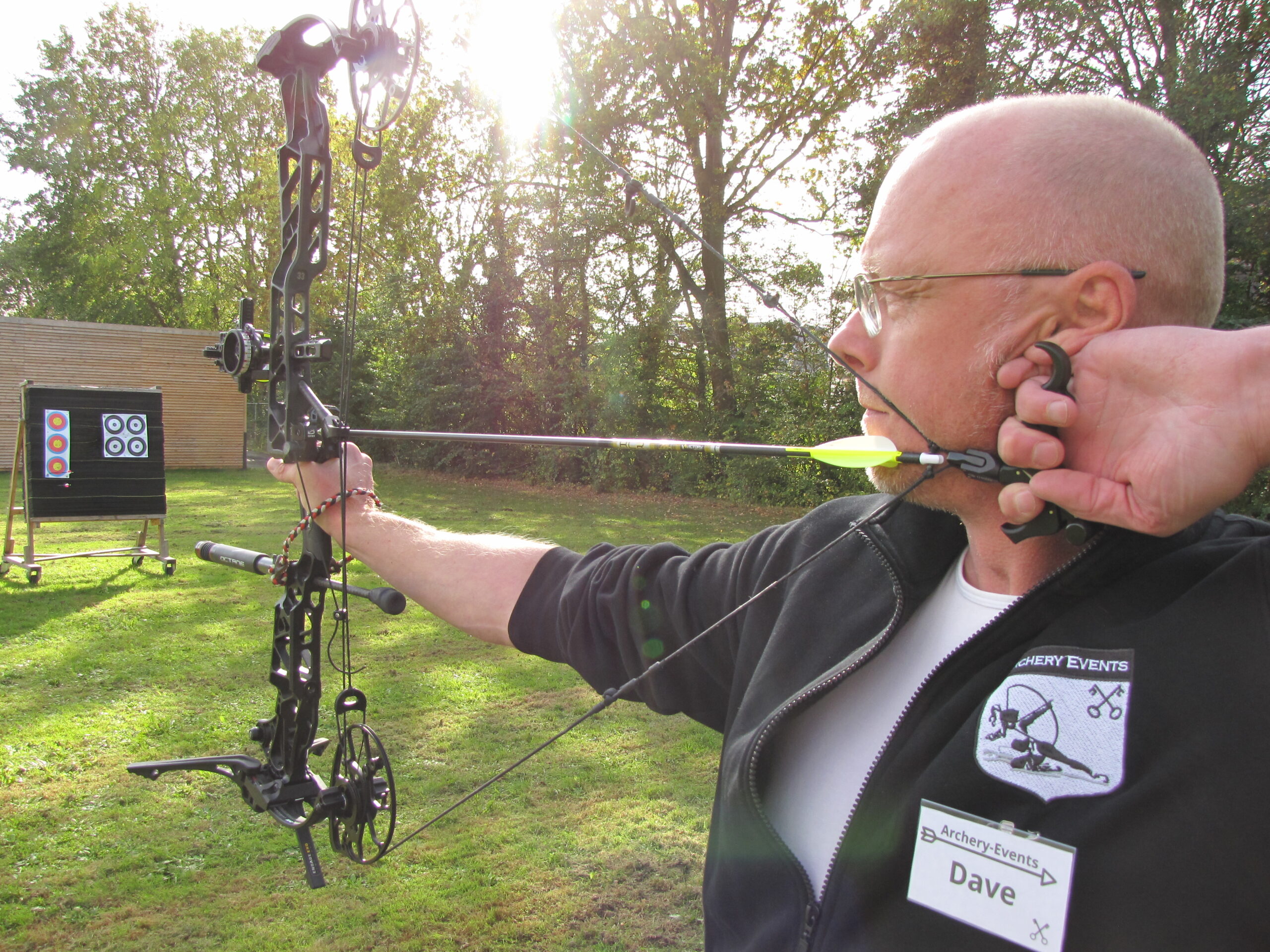 Schieten met een compound-boog. Niet met de vingers maar met een trekker aan de pees. (Foto: Paul Aalbers)