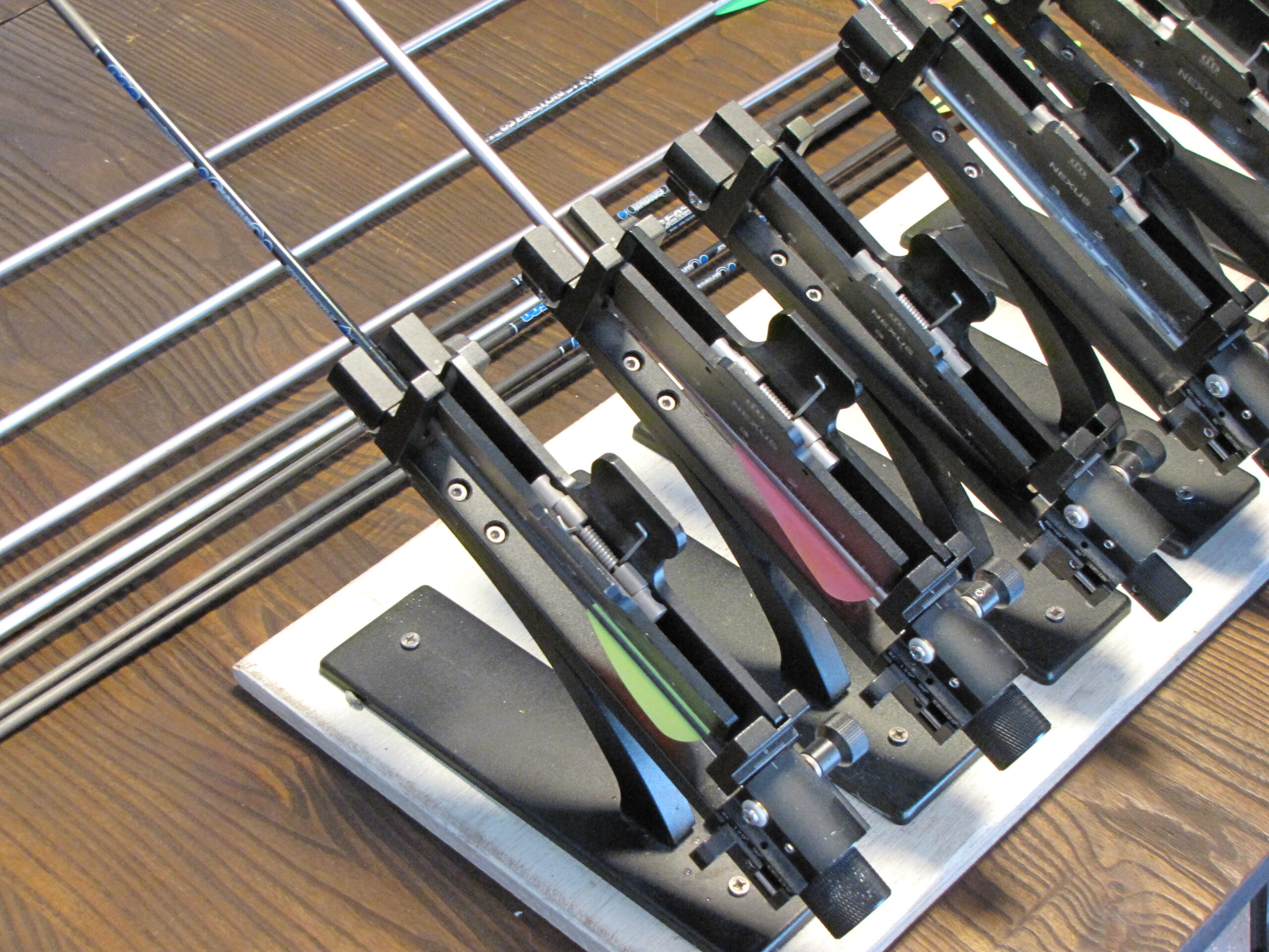 Veren worden op pijlen geplakt. Onderdelen worden los gekocht en bij de vereniging tot complete pijl gemaakt. (Foto: Paul Aalbers)