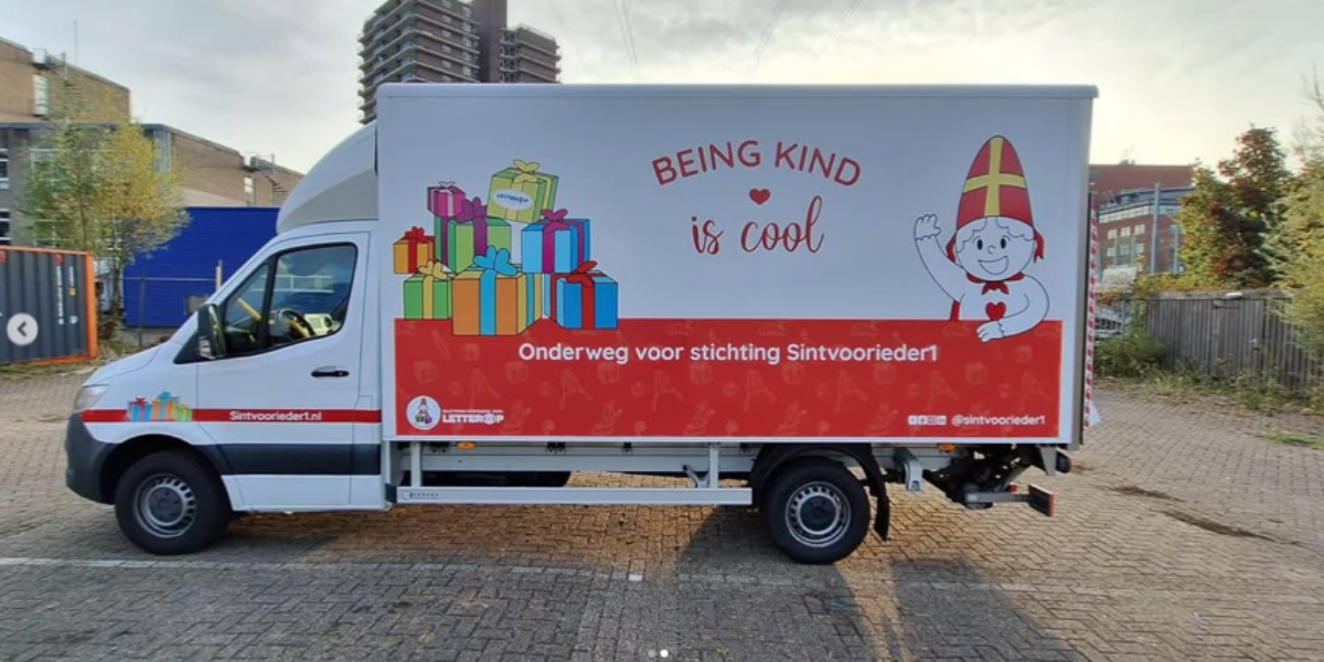 Sintvoorieder1 neemt Pakjesbus in gebruik