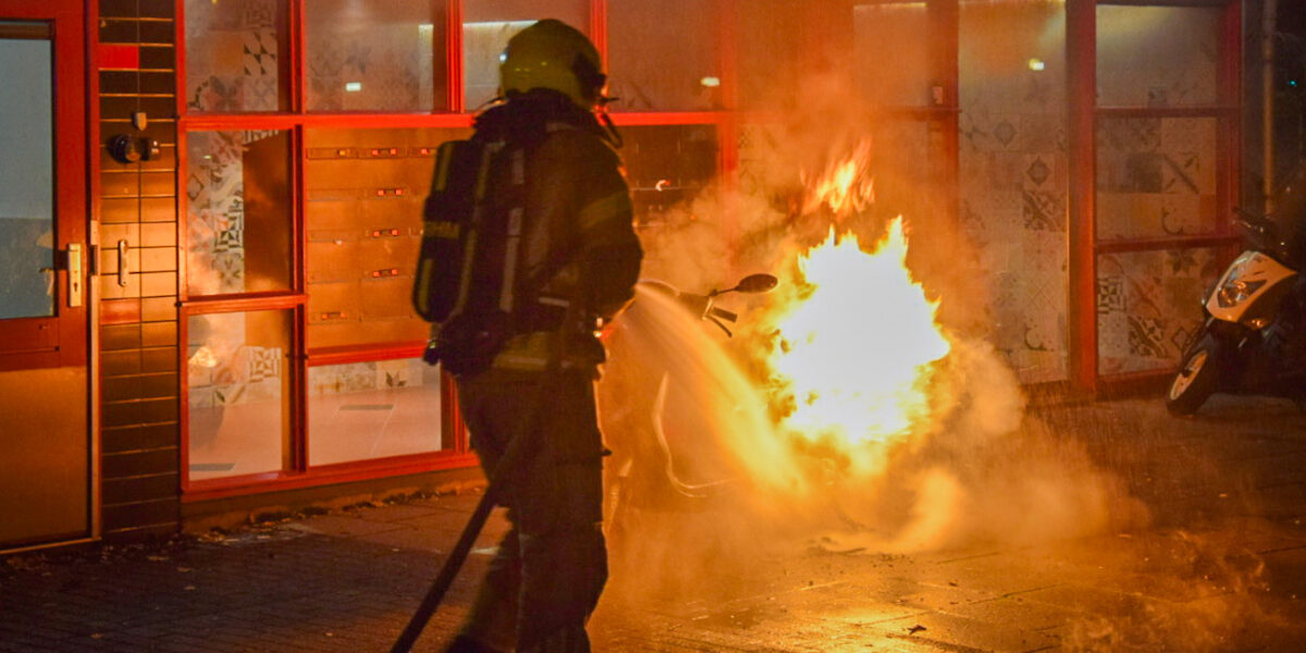 Portiek vol rook na brandende scooter