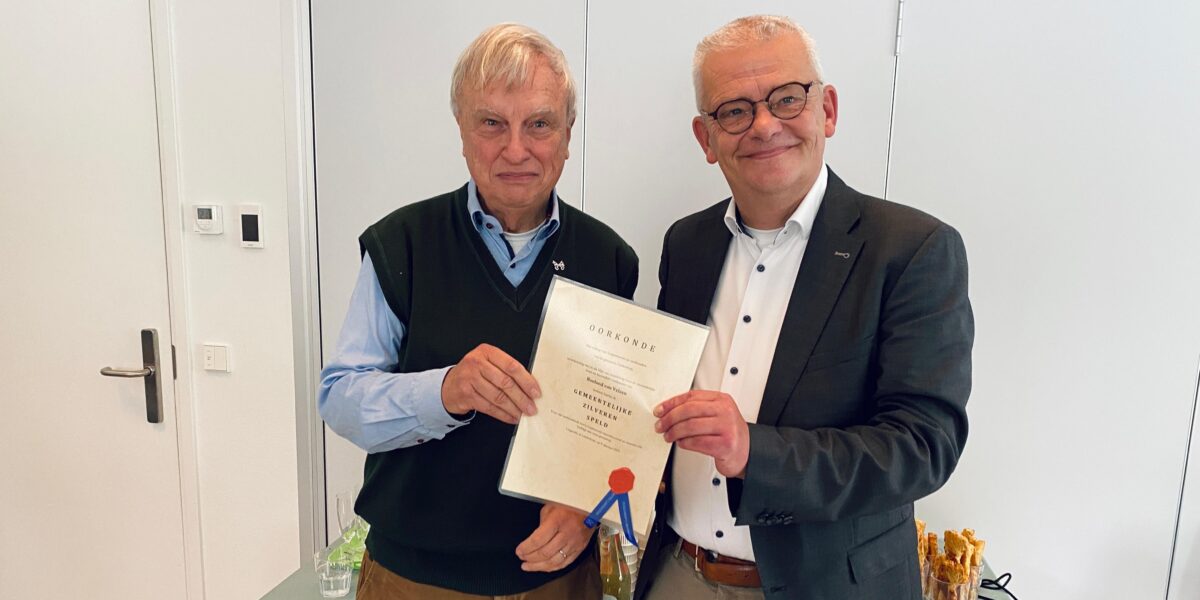 Oud-huisarts Roeland van Velzen ontvangt Zilveren Speld gemeente Leiderdorp