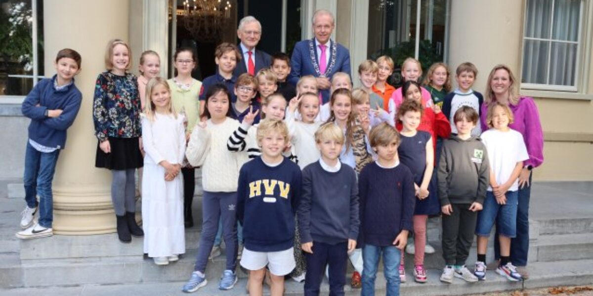 Kinderen van de Bloemcampschool ontbijten met burgemeester in Raadhuis De Paauw