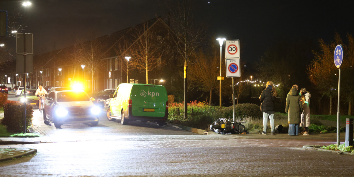 Bedrijfsbusje en scooter botsen op Hoge Rijndijk