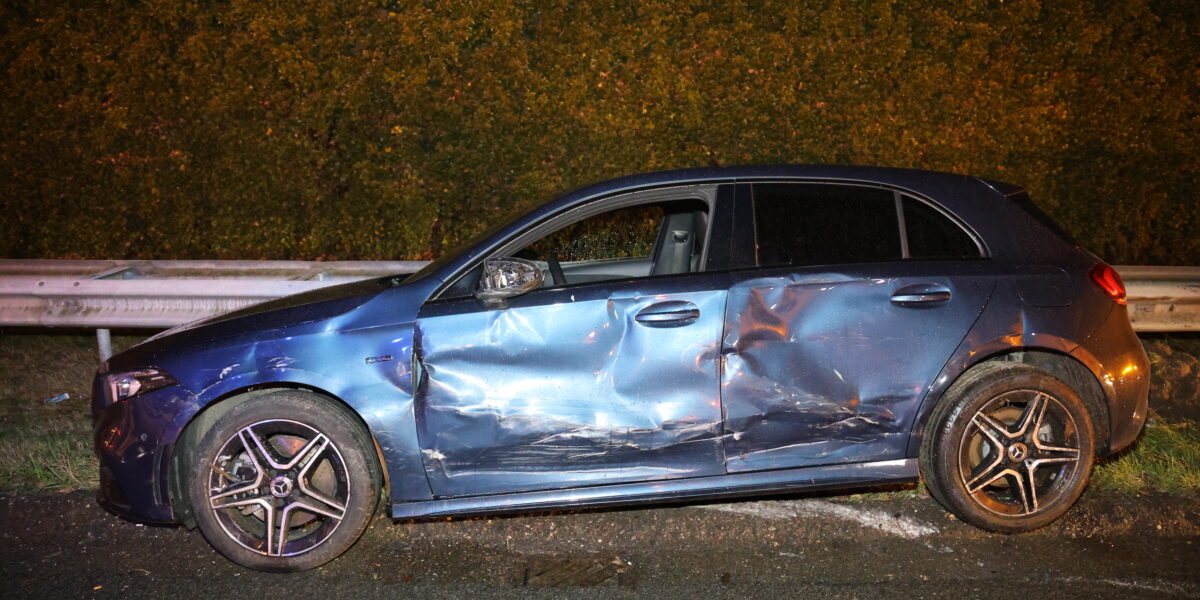 Vrachtwagen Defensie rijdt personenauto aan op de A4