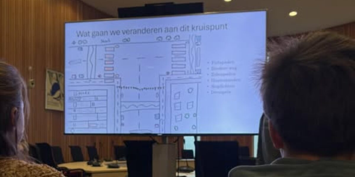 Kinderen groep 8 presenteren ideeën verkeersveiligheid op gemeentehuis Leiderdorp