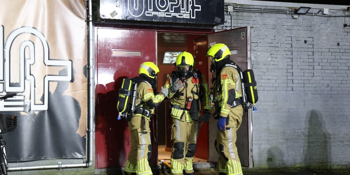 Auto crasht expres tegen gevel Utopia