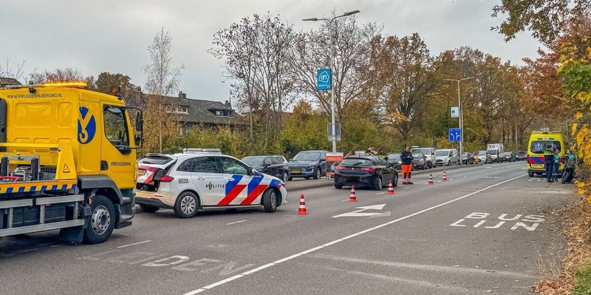 Botsing tussen auto en motor in Leiderdorp