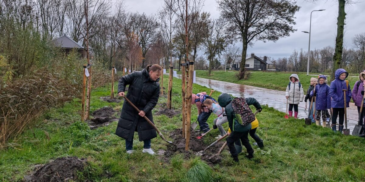 Leerlingen Het Avontuur en Bernardusschool vieren Boomfeestdag