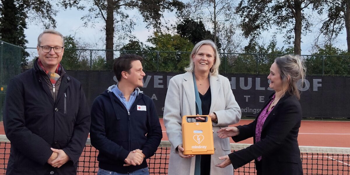 Tennisvereniging Forescate 'heel blij' met nieuwe AED: 'Vorige is twee keer gebruikt'
