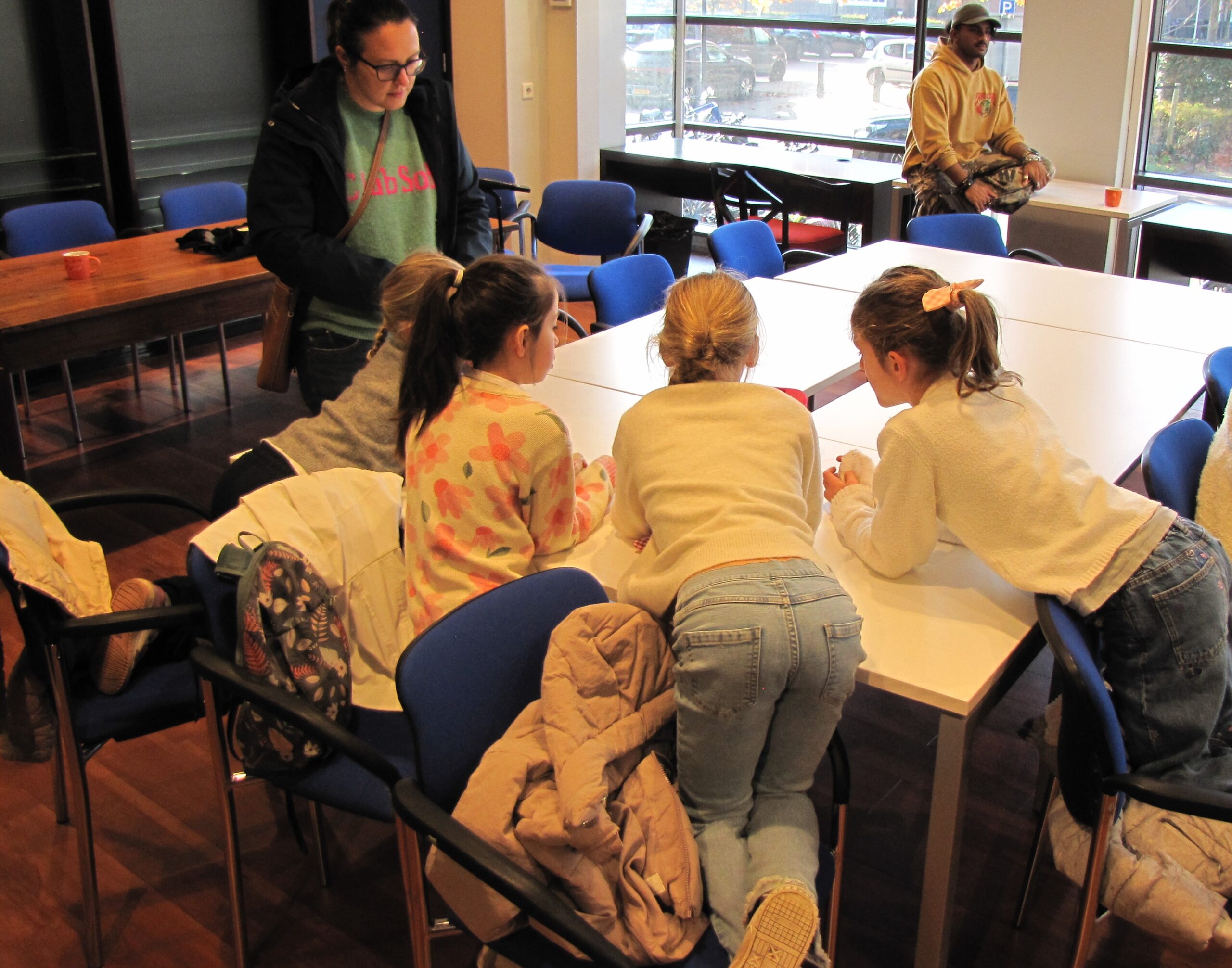 Een groep druk bezig met HackShield. (Foto: Paul Aalbers)