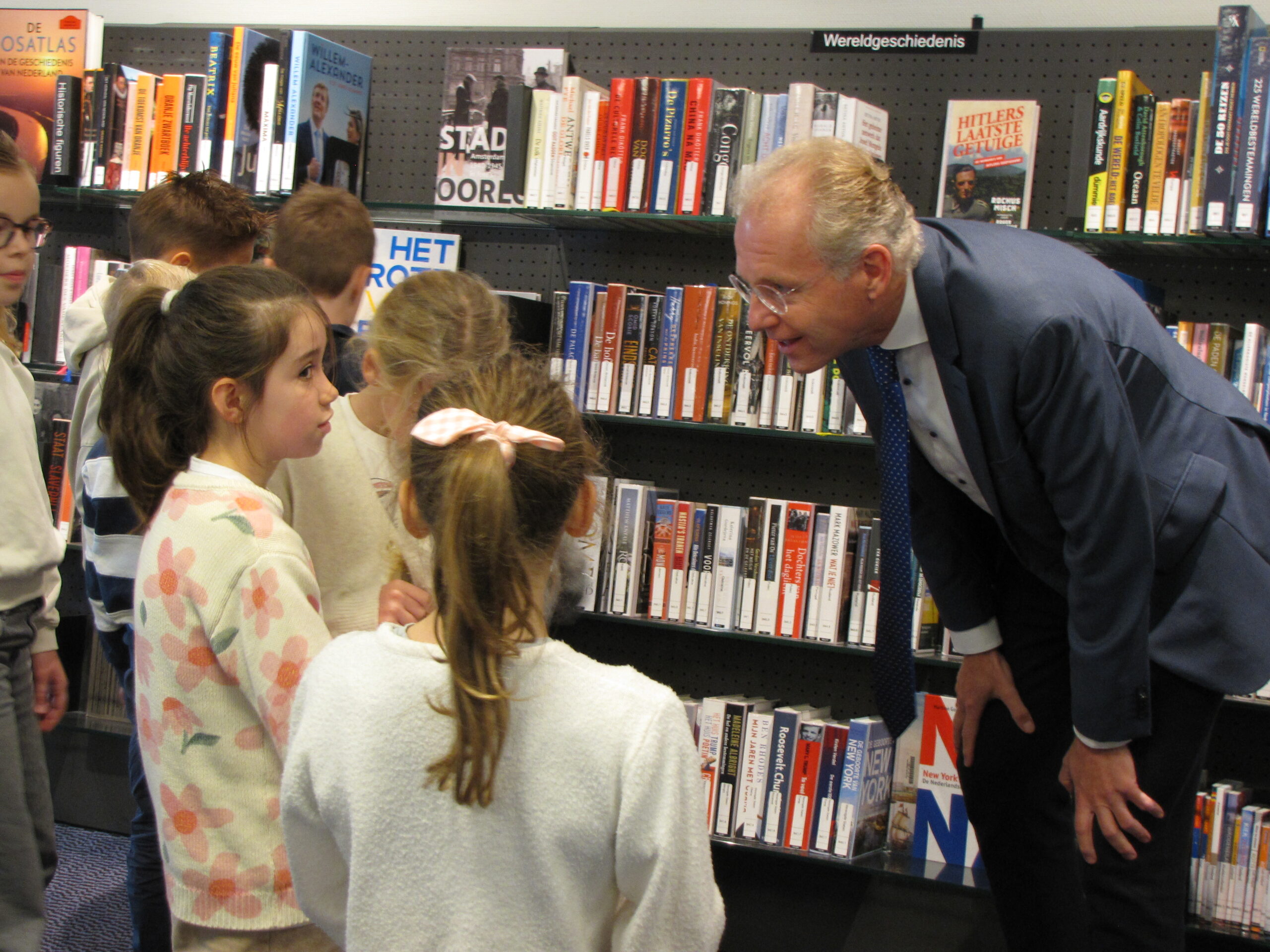 Burgemeester Leendert de Lange laat zich bijpraten over de voortgang. (Foto: Paul Aalbers)