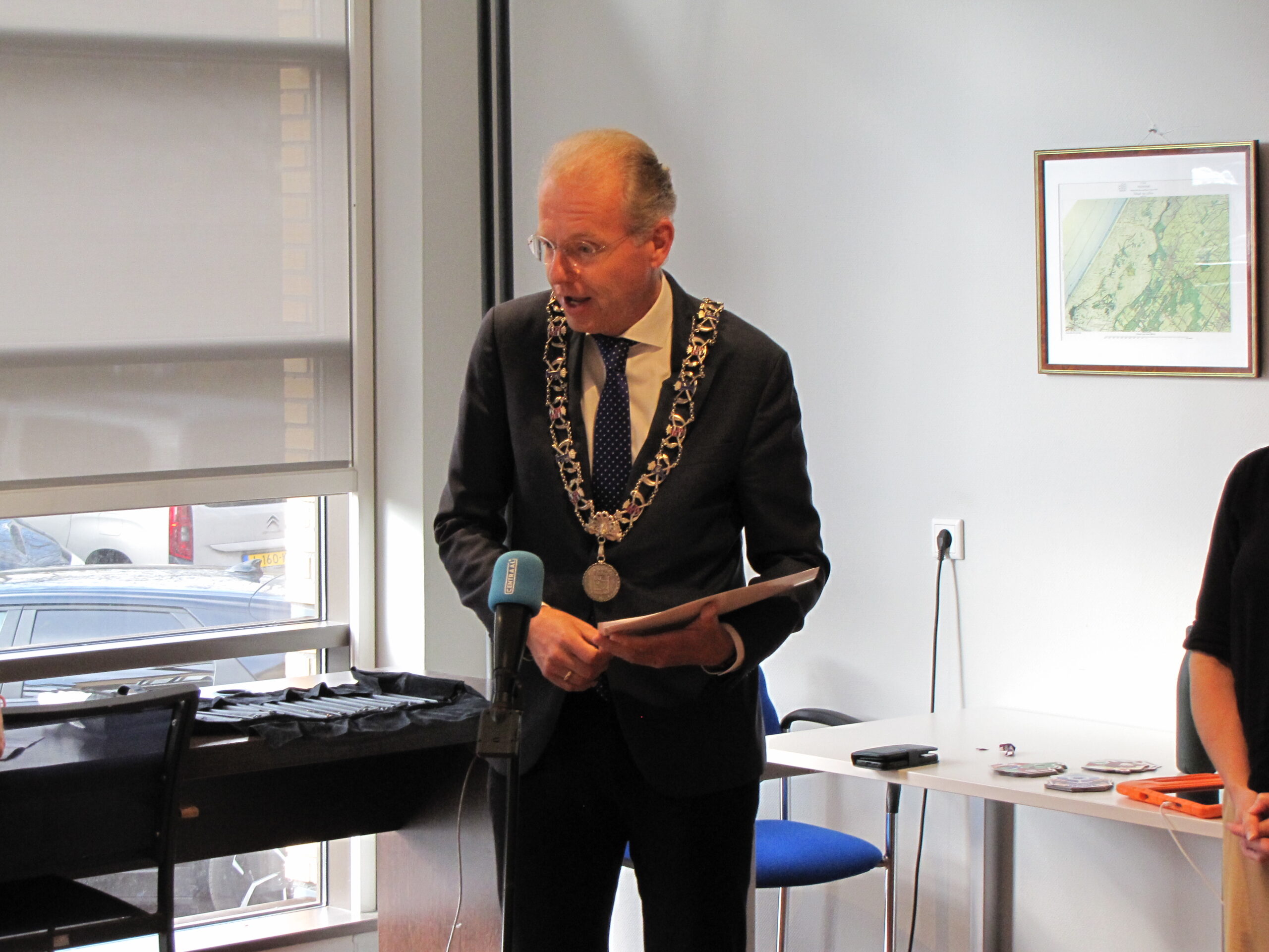De burgemeester complimenteert de deelnemers met hun goede resultaat. (Foto: Paul Aalbers)