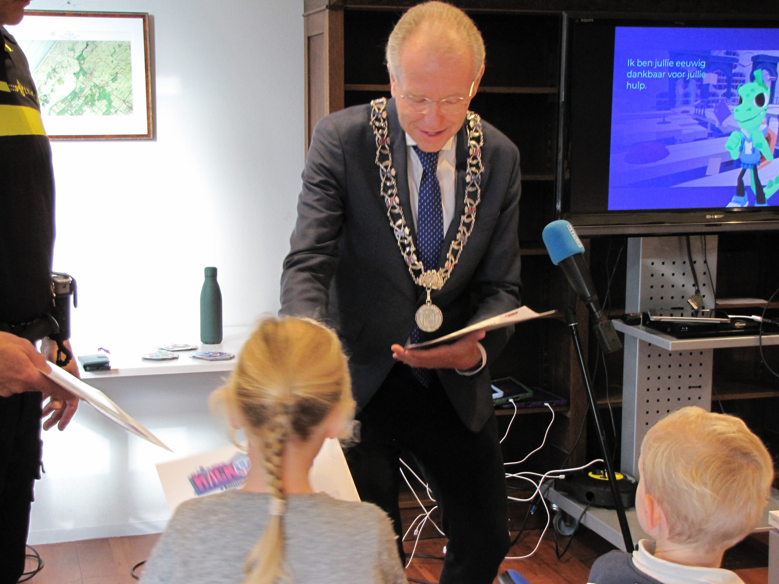 De burgemeester reikt een HackShield-certificaat uit. (Foto: Paul Aalbers)