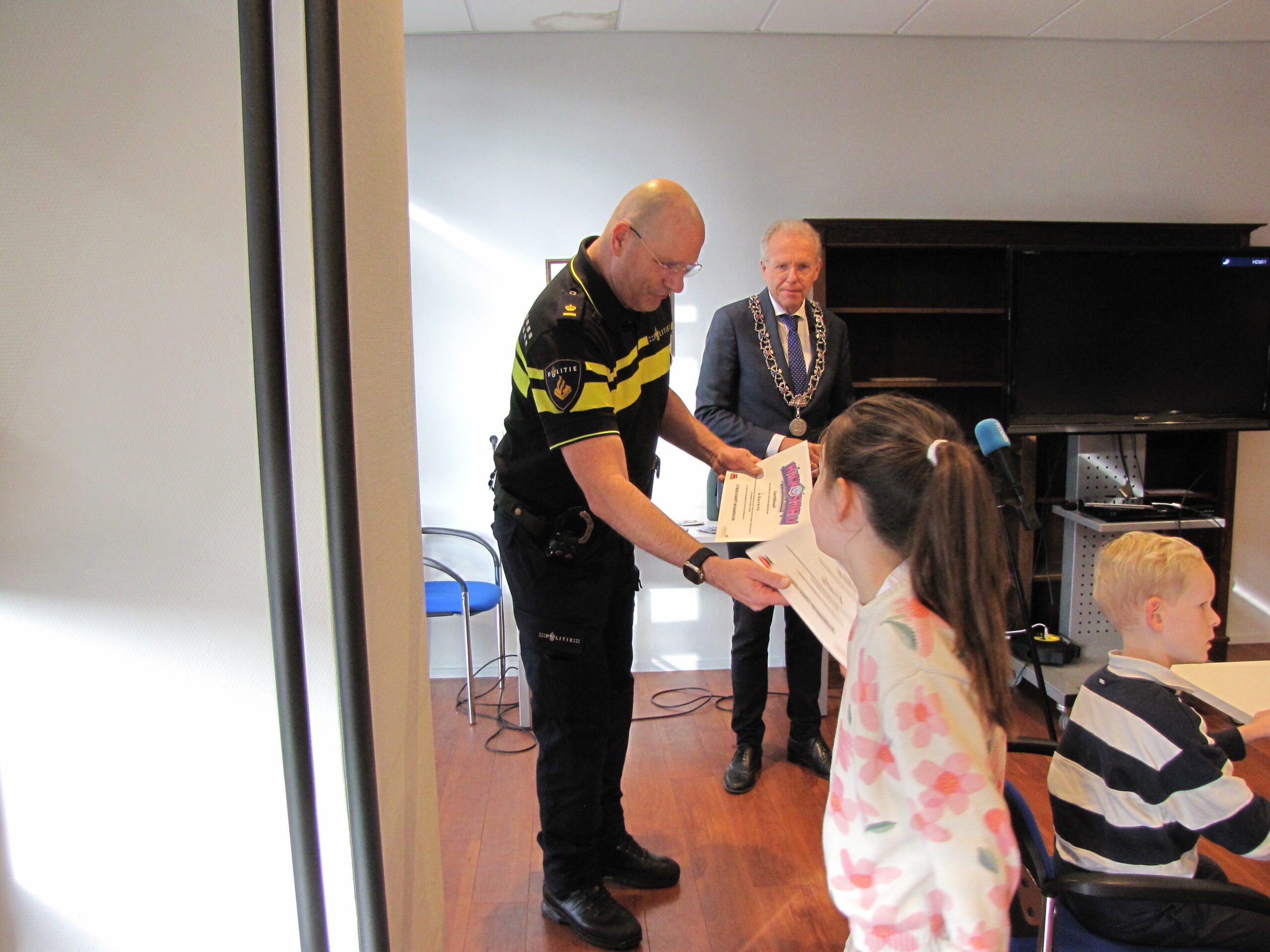 Theo Zomer reikt een HackShield-certificaat uit. (Foto: Paul Aalbers)