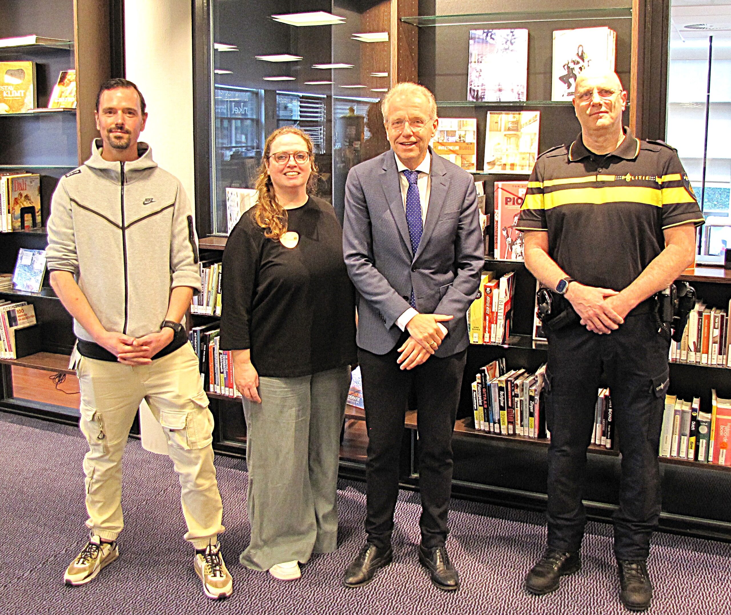 Wouter Rijneveld van Gro-Up Jongerenwerk, Sharon den Hollander van De Bibliotheek, burgemeester Leendert de Lange en waarnemend teamchef Theo Zomer. (Foto: Paul Aalbers)