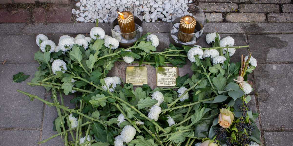 Nieuwe Stolpersteine geplaatst voor verzetsstel in Oegstgeest