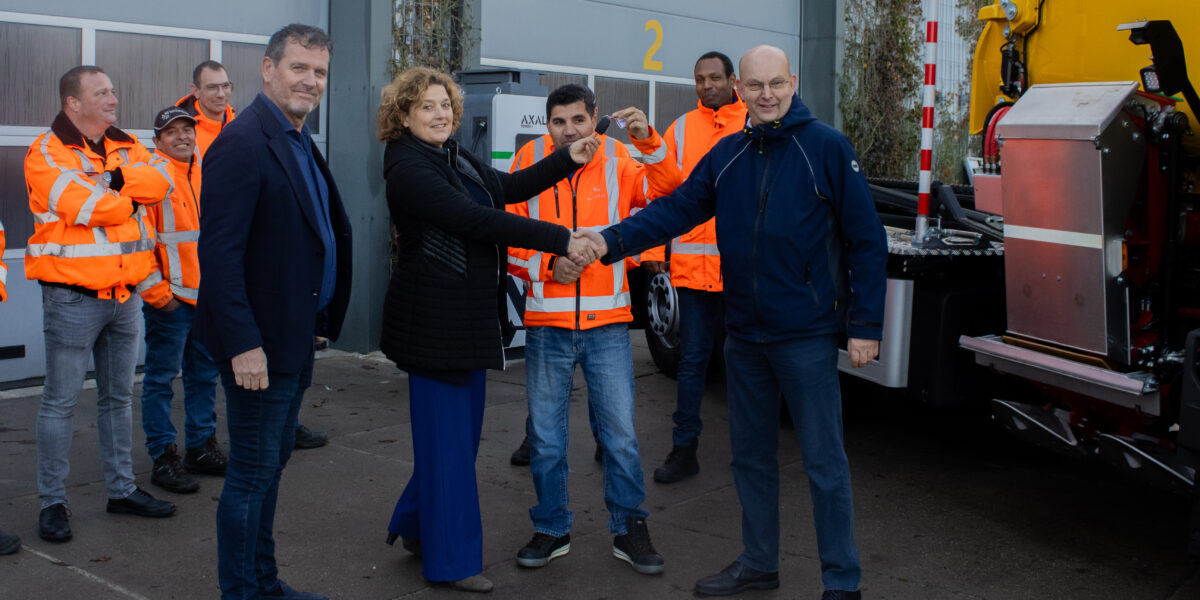 Leiderdorp neemt eerste elektrische vuilniswagen in gebruik