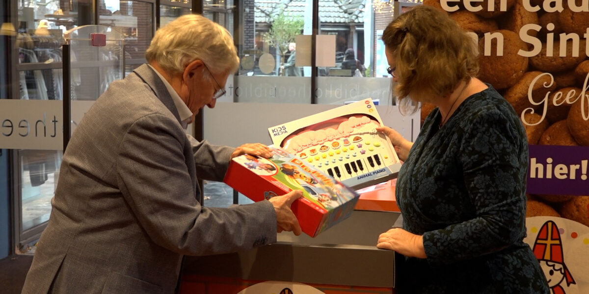 Bibliotheek in Wassenaar zamelt voor de eerste keer cadeaus in voor Sintvoorieder1