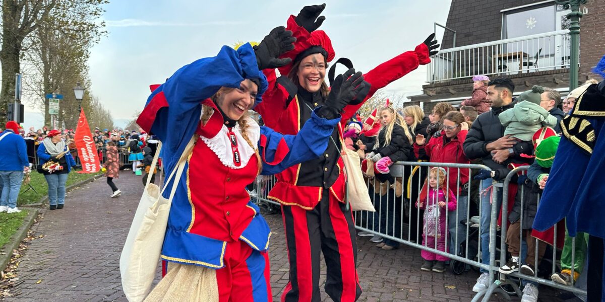 Sinterklaas zet voet aan wal in Leiderdorp