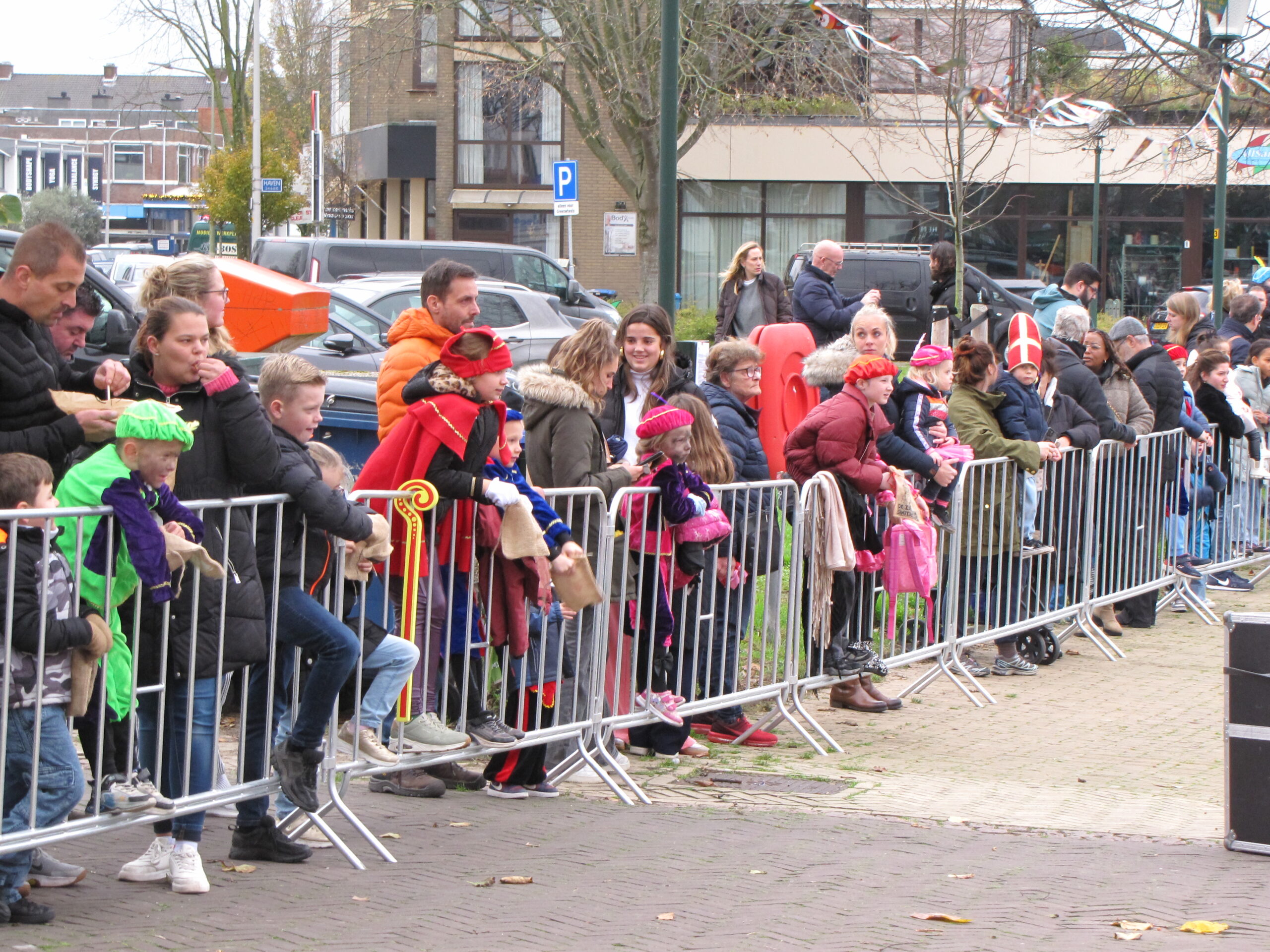 Ook aan de Hofcampweg is het nog niet rijen dik. (Foto: Paul Aalbers)
