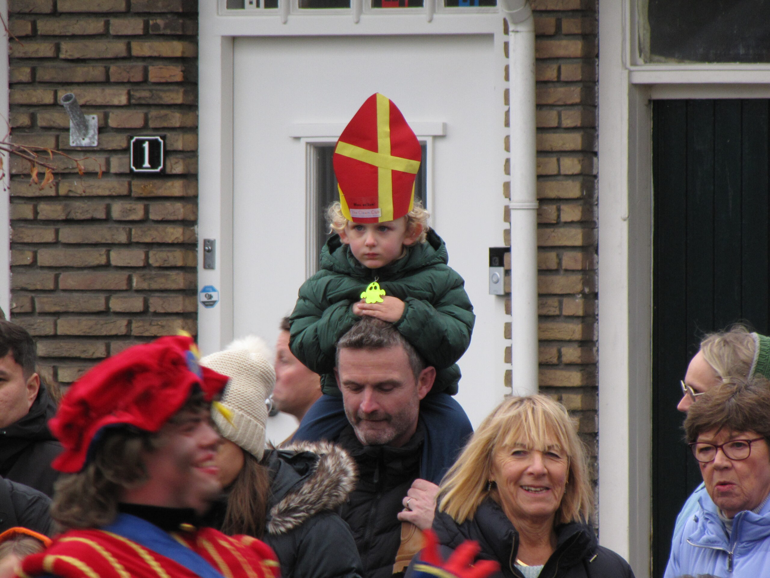 Spanning op het gezicht van deze kleine Sinterklaas. (Foto: Paul Aalbers)