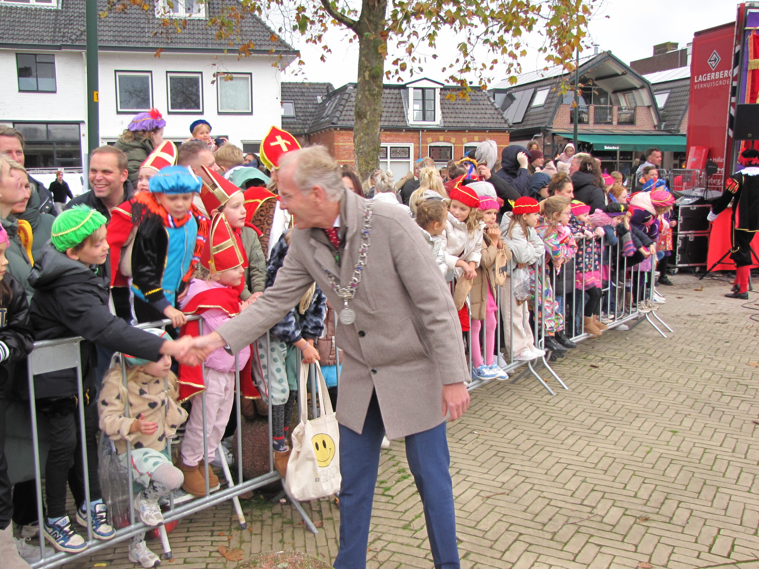 Nu een hand van de burgemeester, straks misschien wel van Sinterklaas. (Foto: Paul Aalbers)