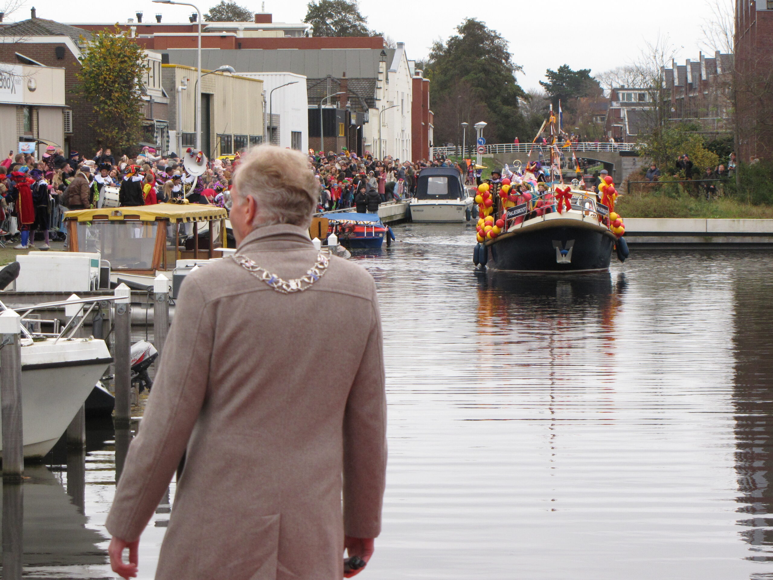 Burgemeester Leendert de Lange, wachtend op de Pakjesboot. (Foto: Paul Aalbers)