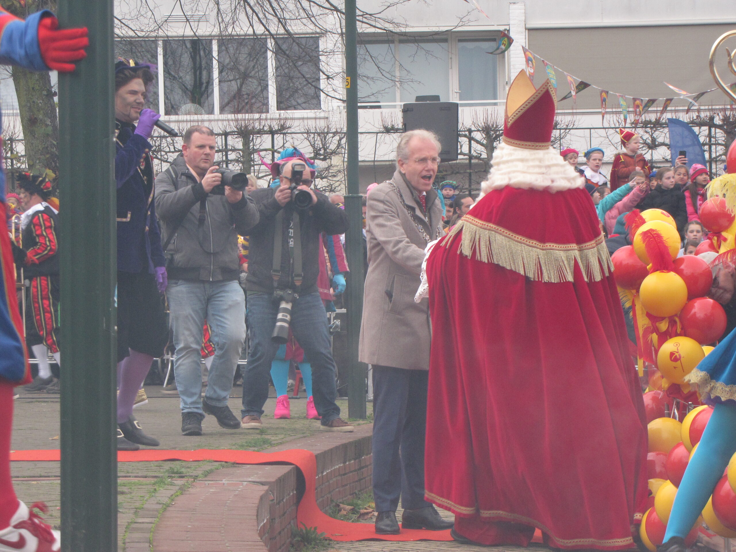 De burgemeester verwelkomt Sinterklaas in Wassenaar. Het was niet mistig, maar de Pakjesboot