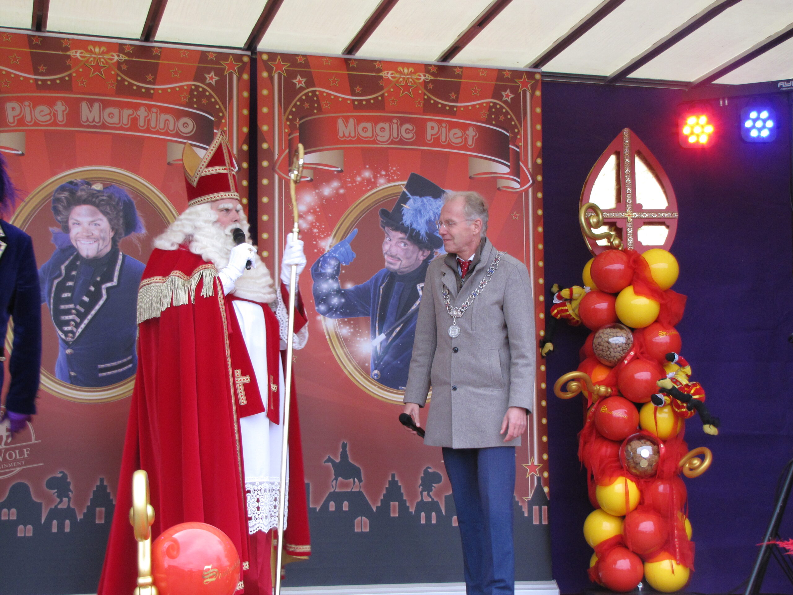 Sinterklaas vertelt hoe ontzettend fijn het is om weer in Wassenaar te zijn. (Foto: Paul Aalbers)