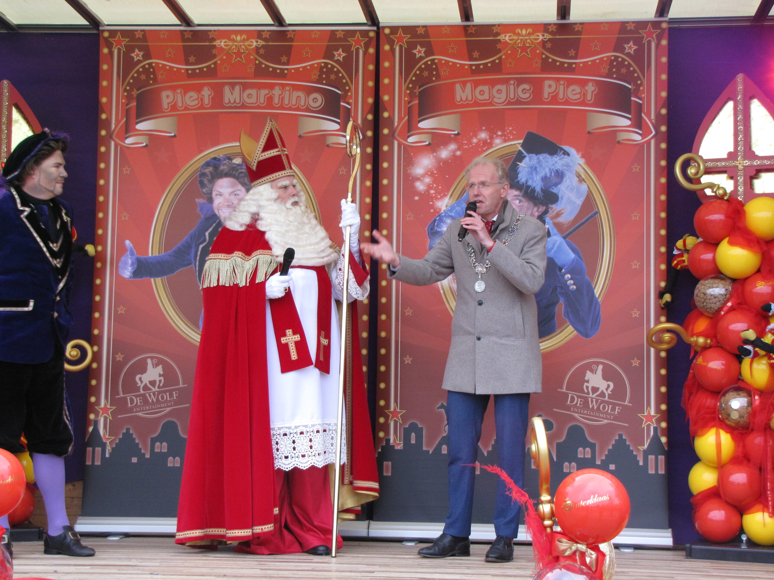 De burgemeester zegt blij te zijn de Sint te mogen verwelkomen.