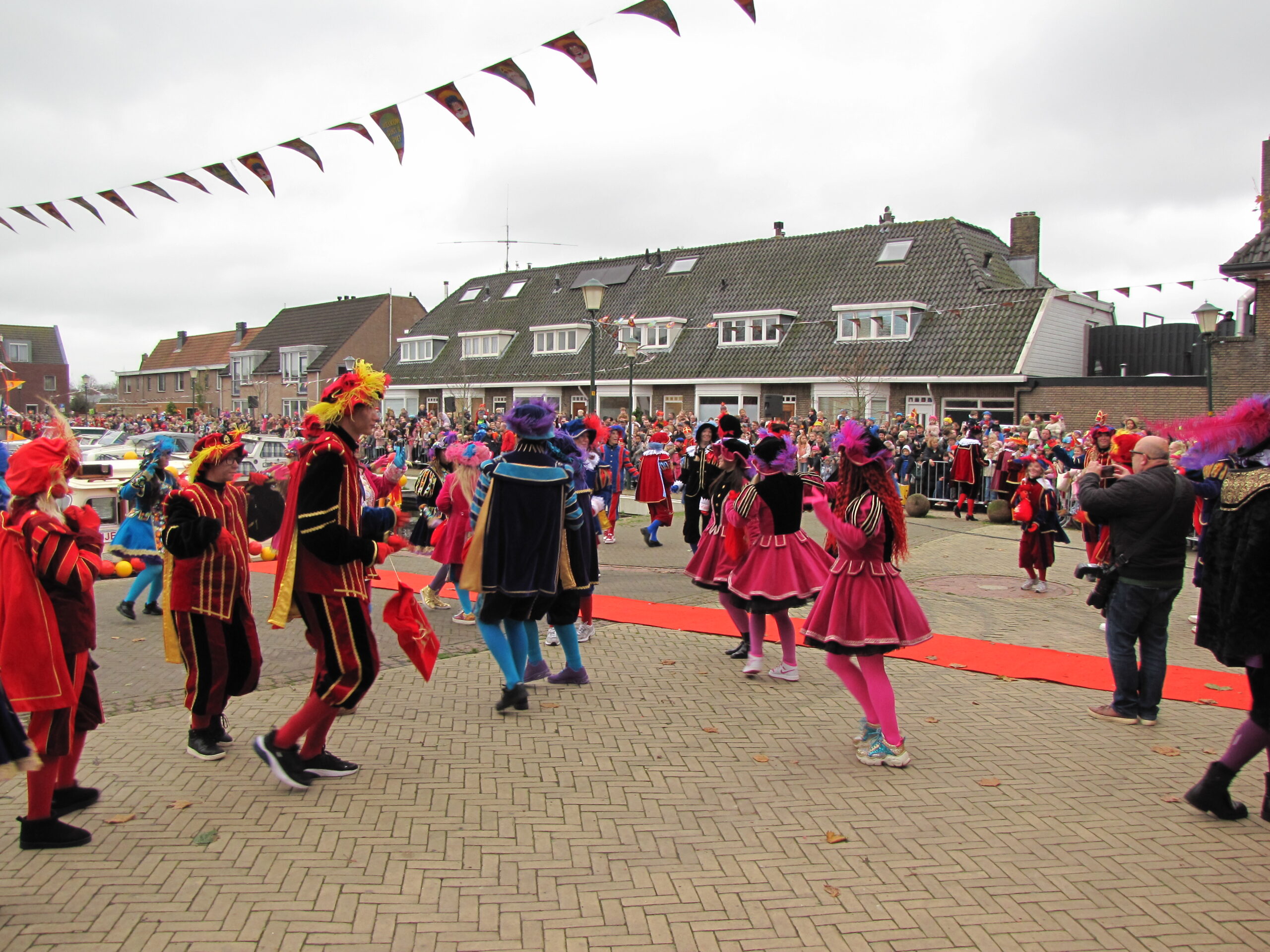 Nog een dans met alle Pieten. (Foto: Paul Aalbers)