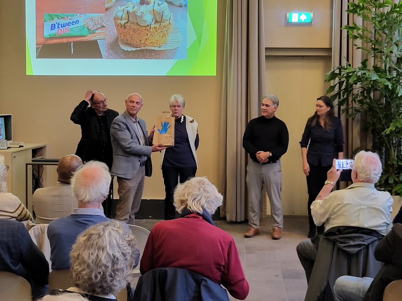 Stichting Vrienden van het Singelpark had een cadeau voor de sprekers.
