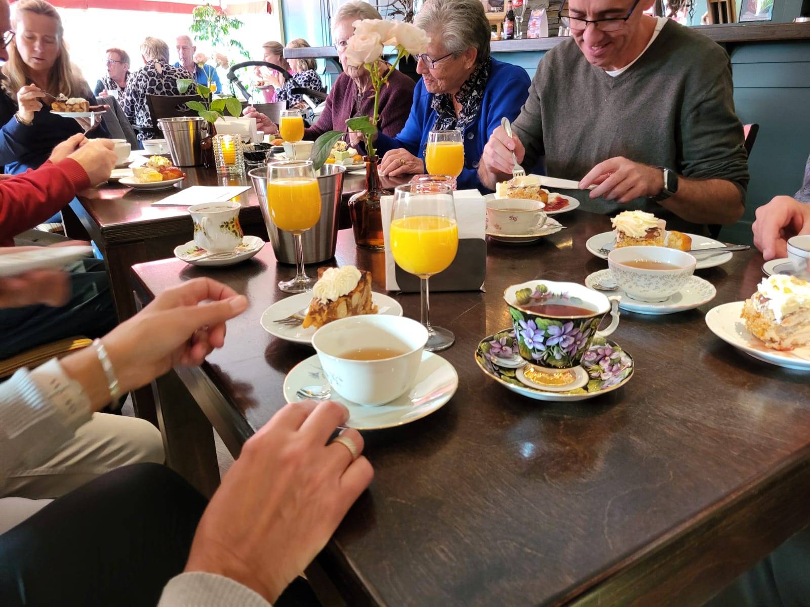 Bij een high tea hoort thee